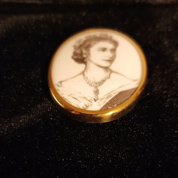 Elizabeth II Coronation Brooch 1953 Bone China, Beautiful Condition - Picture 7 of 10